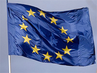 EU-Kommission sieht keine Notwendigkeit für zusätzliche Gebühren bei Gesprächen im Ausland und möchte die Roamingkosten bis 2015 komplett abschaffen..
