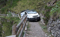 Fahrer eines Kleintransporters vertraut seinem Navi scheinbar blind und bleibt auf Berggipfel stecken...