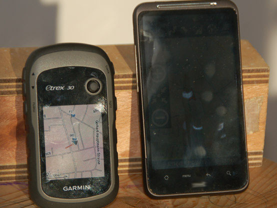 Display von Smartphone und eTrex 30 im Sonnenlicht