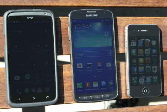 Displayablesbarkeit bei Sonnenlicht. Von Links nach Rechts: HTC One XL, Samsung Galaxy S4 Active, iPhone 4s. Foto: spotography/Benedikt Braun