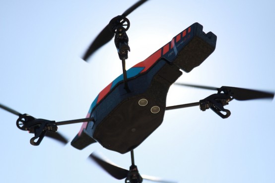 Neben einer weitere Kamera befinden sich auf der Unterseite der Drohne auch Abstandssensoren, die für sanfte Landungen sorgen. Foto: spotography/Benedikt Braun