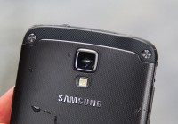 Die erhabene Kamera des Galaxy S4 Active könnte sich im praktischen Outdoor-Gebrauch als zu ungeschützt erweisen... Foto: spotography/Sebastian Abel