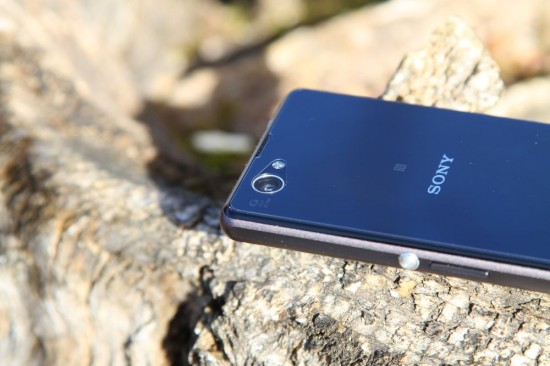 Kameralinse und LED-Blitz. Darunter: Einschalttaste und Lautstärke-Regler. (copyright: Sebastian Abel)