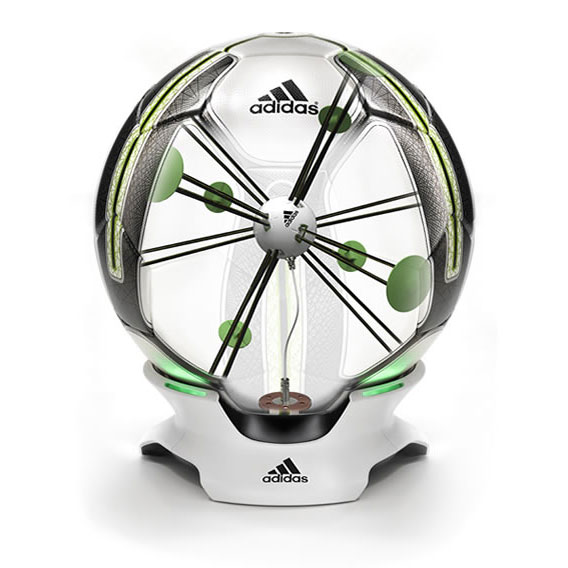 Adidas miCoach smart_ball: Intelligenter Fußball mit iPhone Schuss