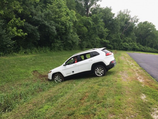 Jeep Cherokee landet nach Hack-Angriff im Graben