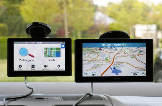 Links: Garmin DriveAssist, Rechts: Garmin DriveSmart